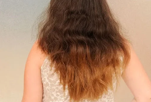 Vì sao tóc nhuộm dễ bị khô xơ?